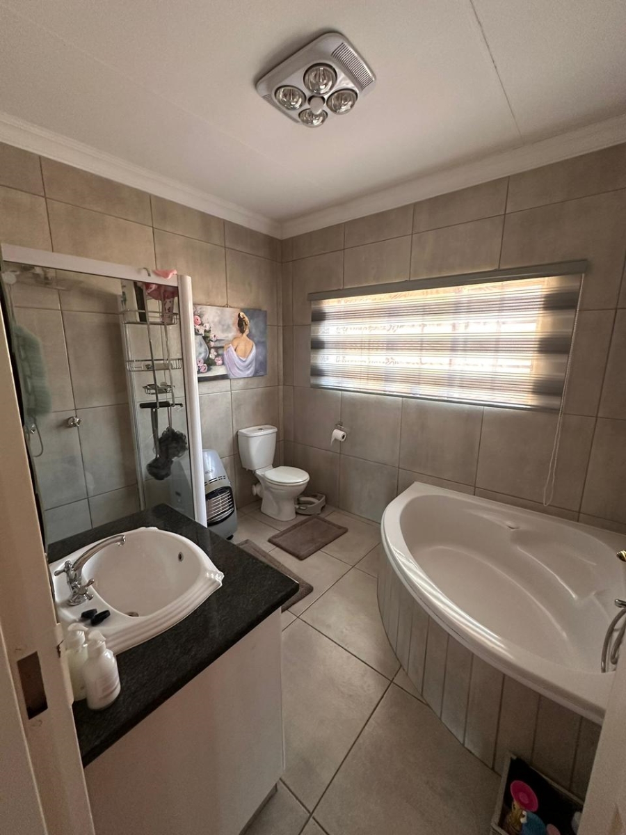 To Let 3 Bedroom Property for Rent in Flamwood North West